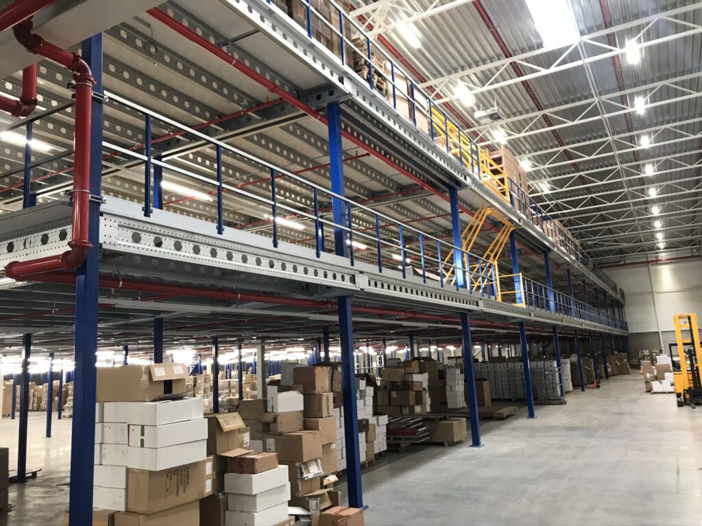 Mezzanine vloer met stalen constructie, trap en leuning, opslagplatform op maat voor magazijn