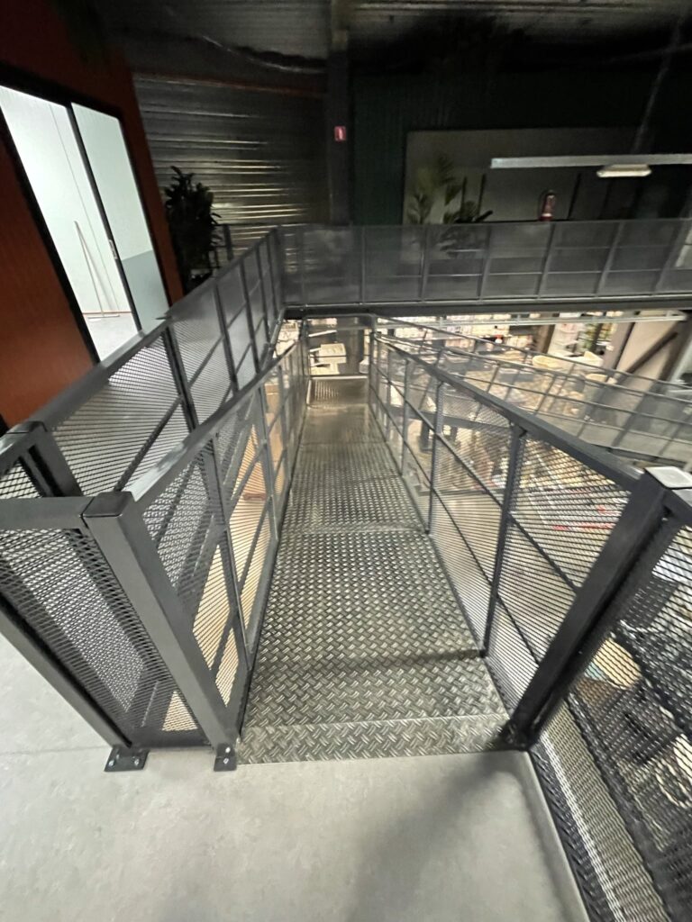 Mezzanine vloer op maat met stalen loopbrug, traanplaat en leuningen voor magazijn