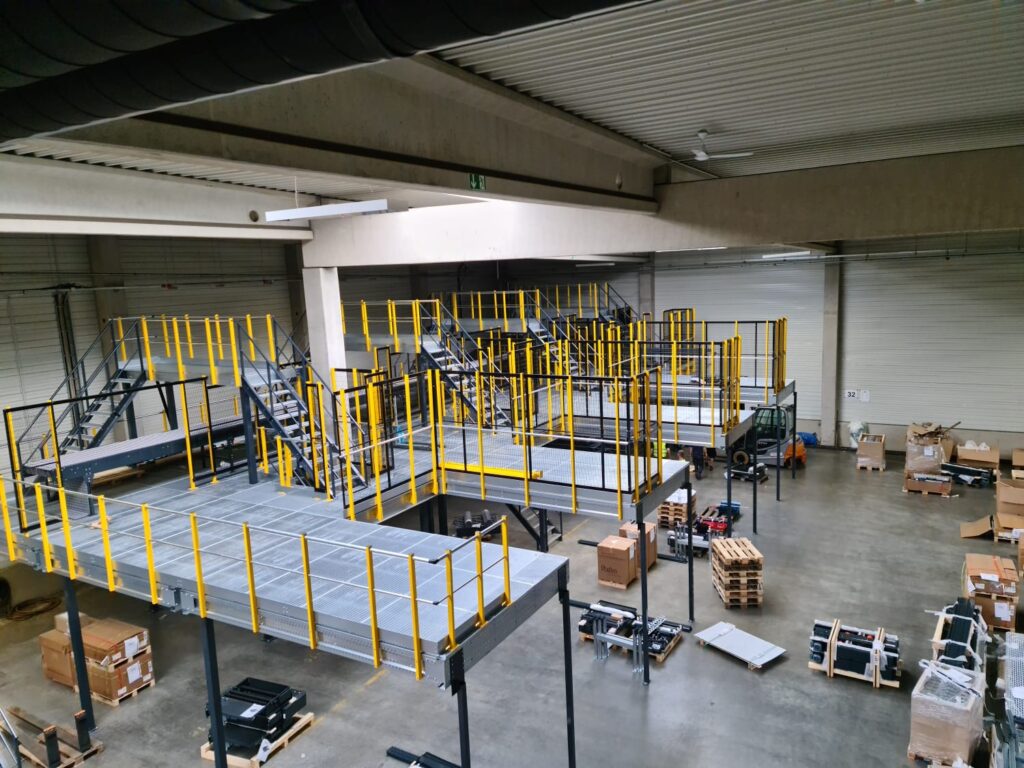 entresolvloer van Nolte Mezzanine in het magazijn van Schedl