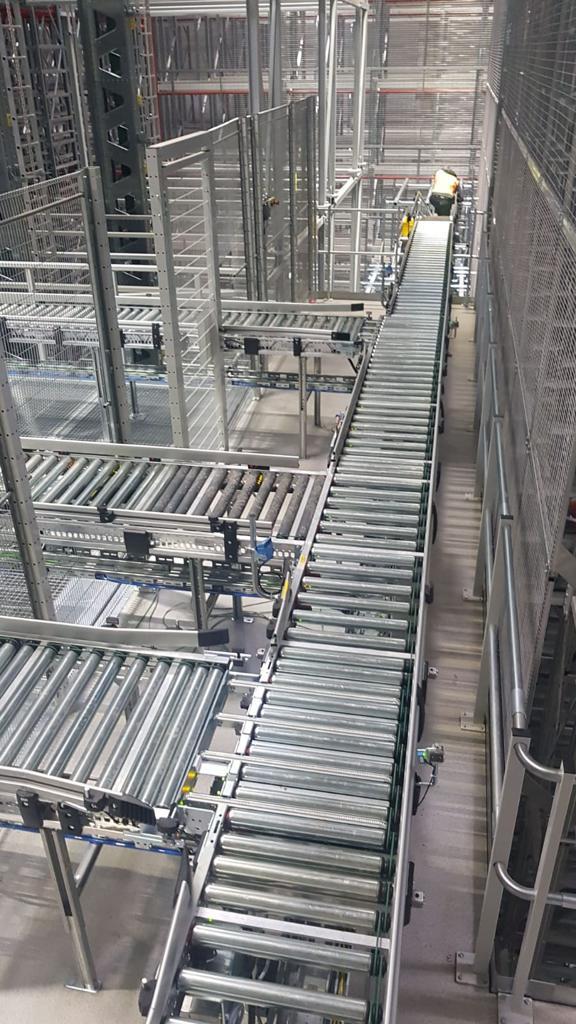 Mezzanine vloer op maat voor magazijn met stalen constructie, rollenbanen en veiligheidsleuning