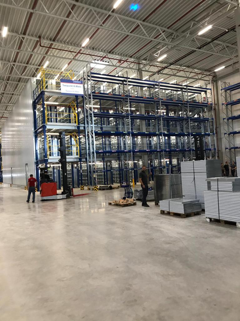 Mezzanine vloer op maat met stalen constructie, trappen en vloerplaten in groot magazijn