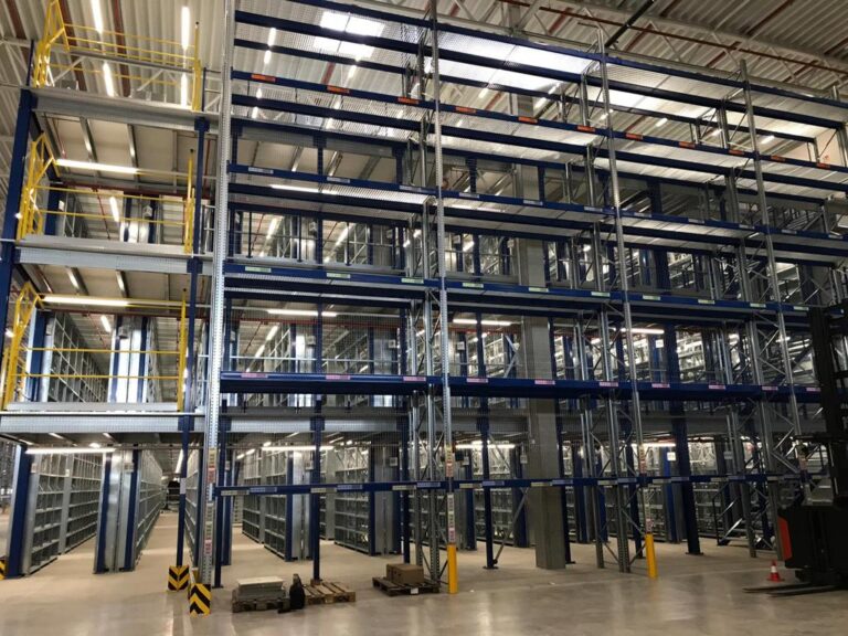 Mezzanine vloer met stalen constructie, trap en leuning, vloerplaten op maat voor magazijn