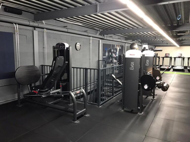 Mezzanine vloer met stalen constructie, trap en leuning boven fitnessapparatuur op maat bedrijfsruimte