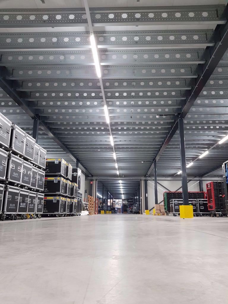 Mezzanine vloer met stalen constructie en kolommen, zicht op vloerplaten en verlichting op maat voor magazijn