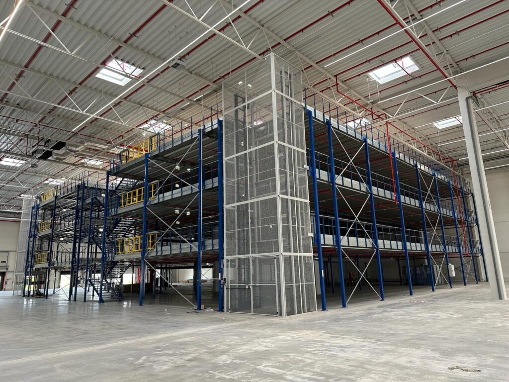 grote entresolvloer in magazijn gemaakt door Nolte Mezzanine