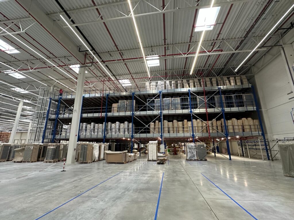 magazijn entresolvloer van Nolte Mezzanine voor opslag van afstand bekeken