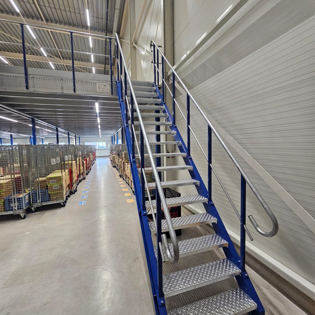 Mezzanine vloer met stalen trap, verzinkte treden en leuning op maat voor magazijn