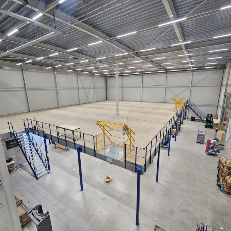 Mezzanine vloer, stalen constructie met trap en leuning, vloerplaten en hijsframe op maat voor magazijn
