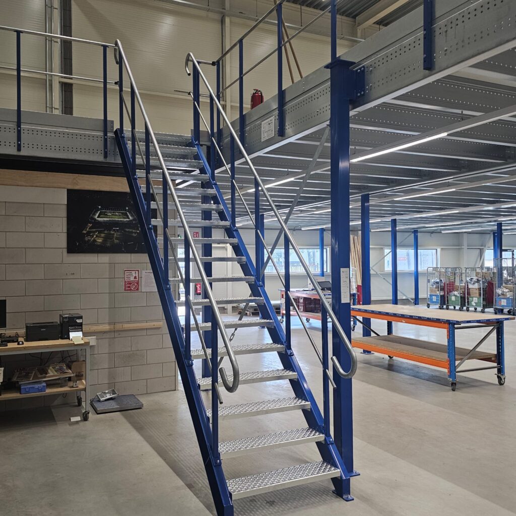 Mezzanine vloer op maat met stalen constructie, trap en leuning in bedrijfshal