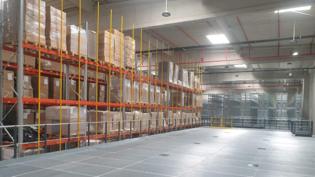 Magazijnopslag met CSI-palletising, waarbij pallets gestapeld zijn op metalen rekken in een georganiseerde omgeving.