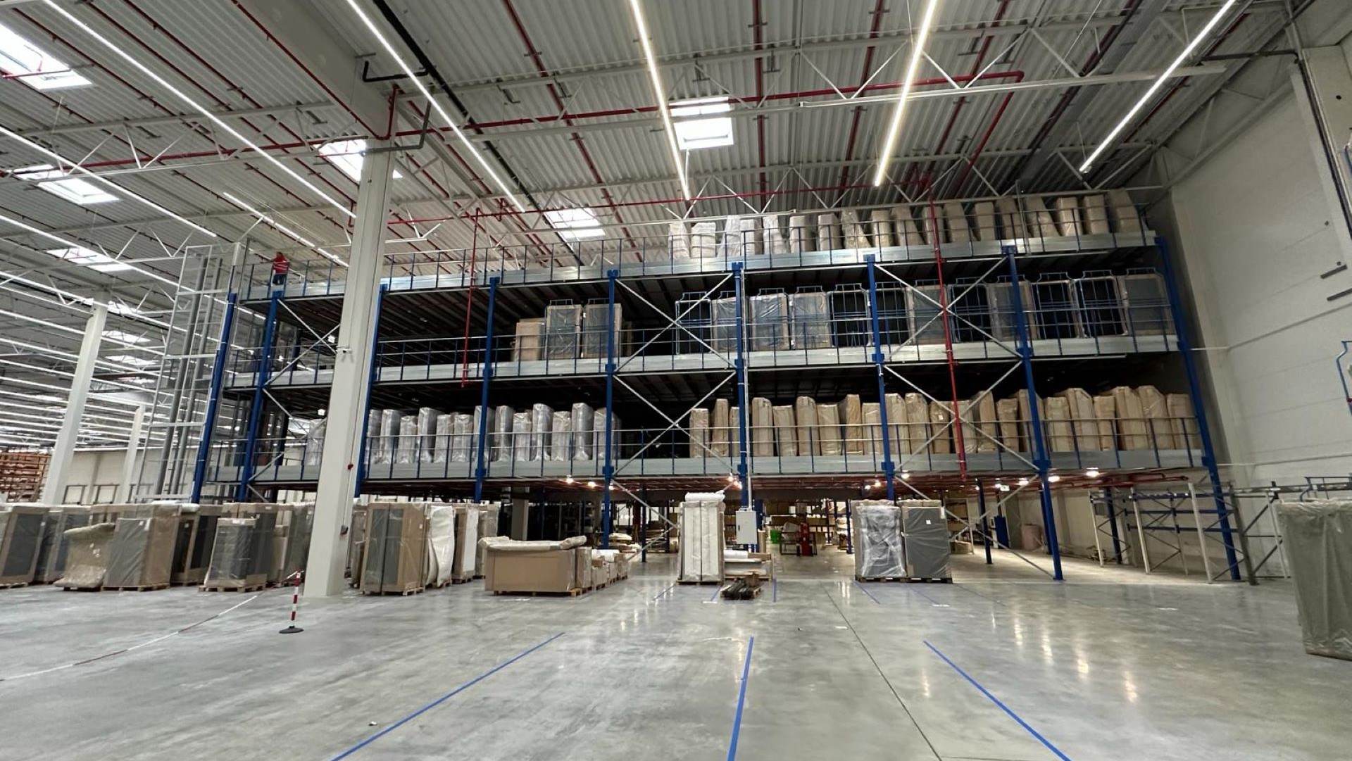 Magazijn met hoogbouwrekken en CSI-palletising, gericht op snelle en efficiënte crossdock-logistiek.