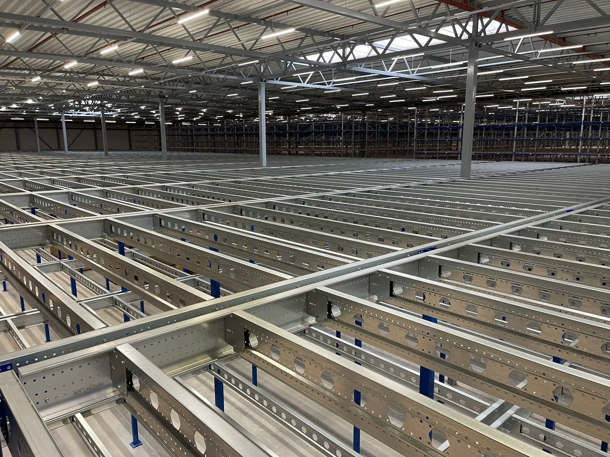 Structuur van een stalen entresolvloer Structuur van een stalen entresolvloer in een groot magazijn.