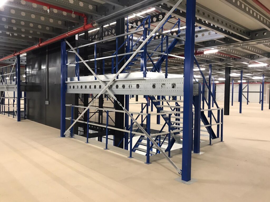 Mezzanine vloer op maat met stalen constructie, trap, leuning en vloerplaten in magazijn