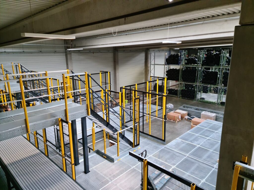 Mezzanine vloer op maat met stalen constructie, trap, leuning en vloerplaten in magazijn