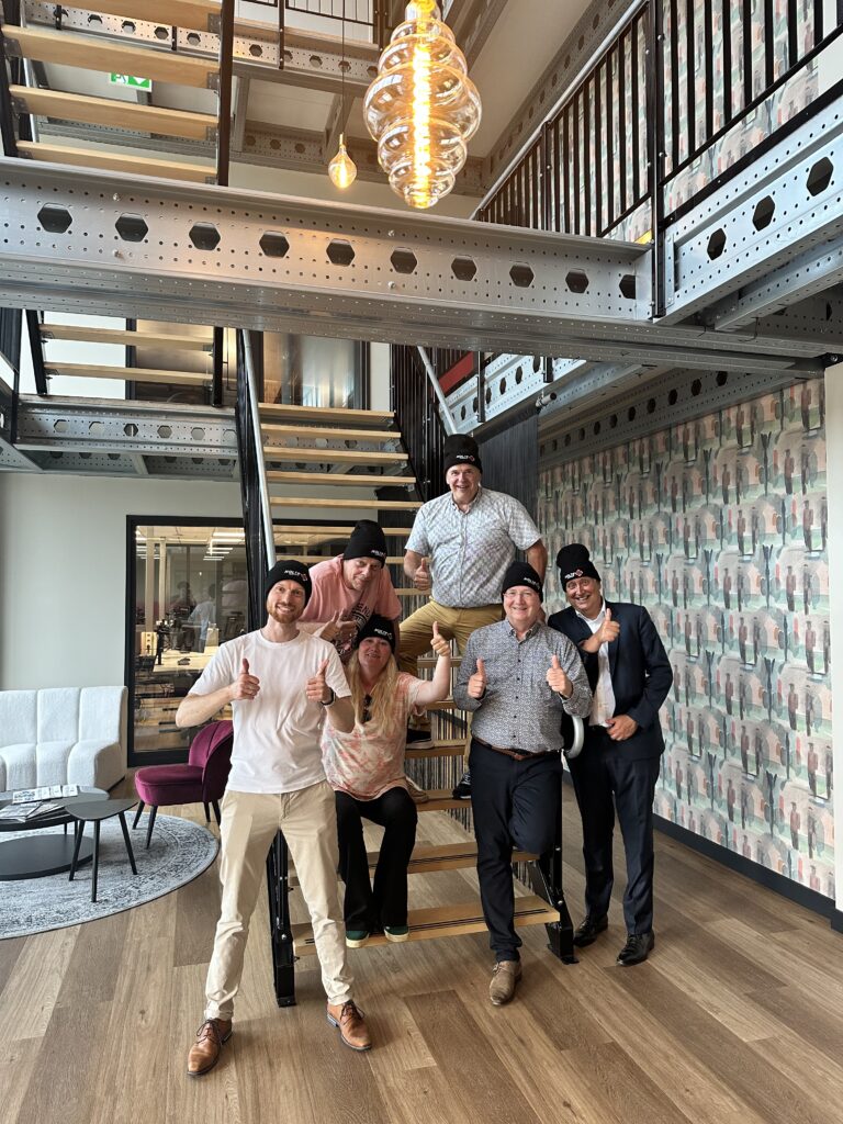 Mezzanine vloer op maat, stalen constructie met trap en leuning in kantoor