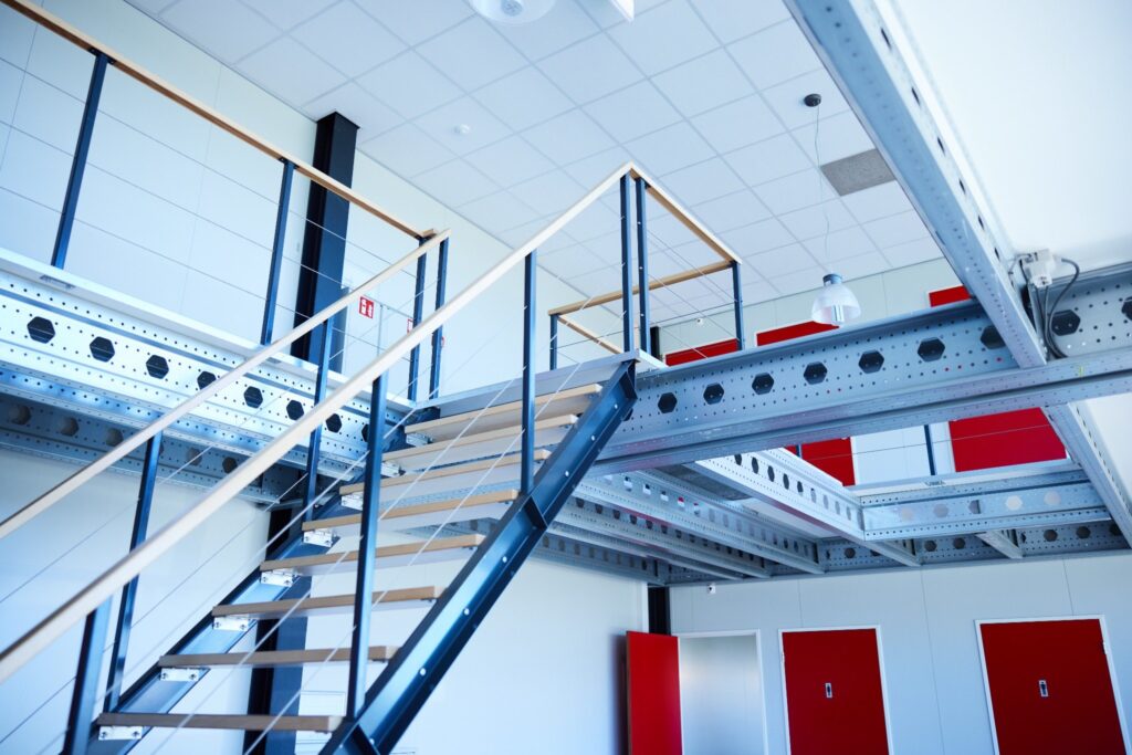 entresolvloer trap voor het kantoor van Nolte Mezzanine