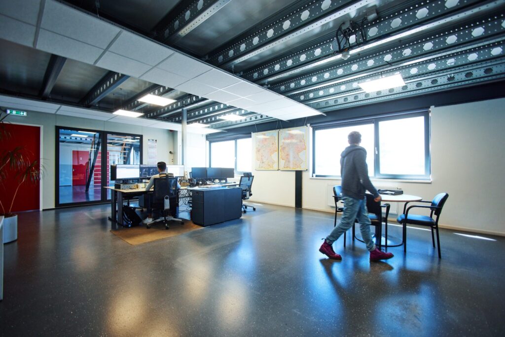 kantoor entresolvloer van Nolte Mezzanine met bovenliggende stalen ondersteuning