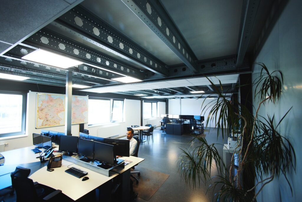 de kantoor entresol van Nolte Mezzanine met verschillende werkplekken in gebruik