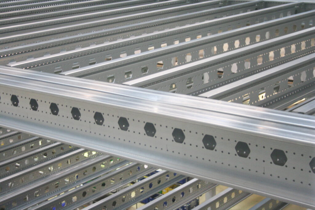 Mezzanine vloer stalen liggers met perforaties op maat voor magazijn