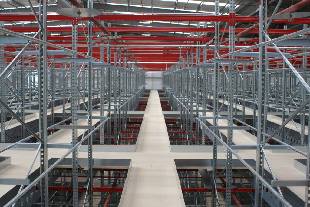 Mezzanine vloer met stalen constructie en loopbrug op maat voor magazijn