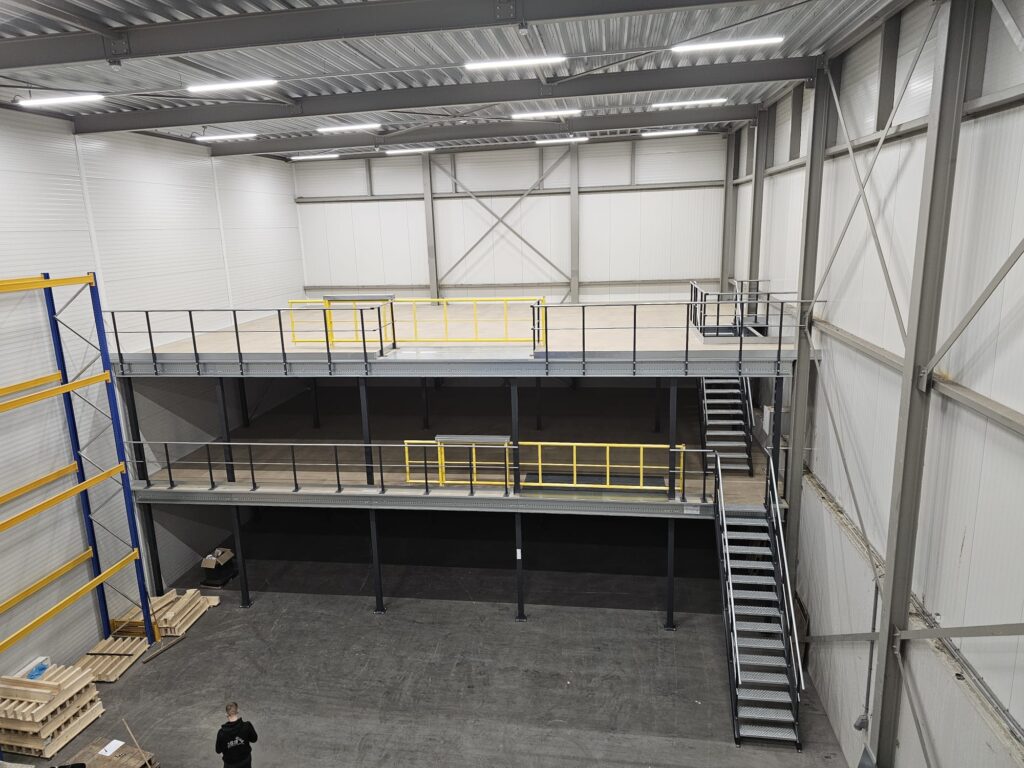Mezzanine vloer op maat met stalen constructie, vloerplaten, trap en leuning in bedrijfshal