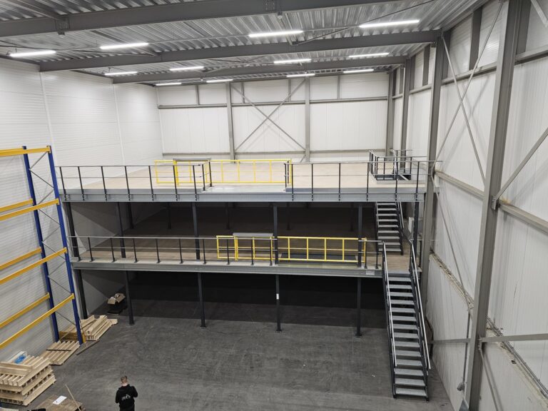 Mezzanine vloer op maat met stalen constructie, vloerplaten, trap en leuning in bedrijfshal