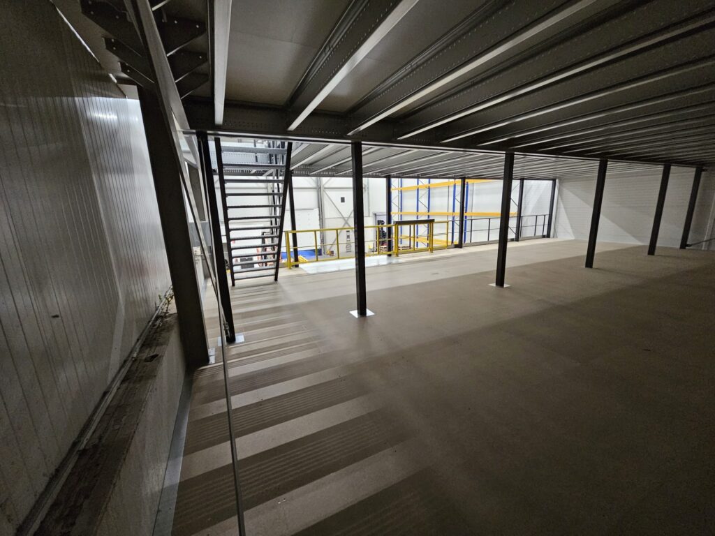 Mezzanine vloer met stalen constructie, trap en leuning, op maat voor magazijn