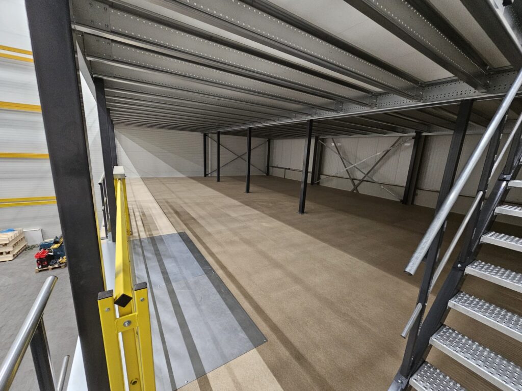 Mezzanine vloer op maat met stalen constructie, trap en leuning in bedrijfshal