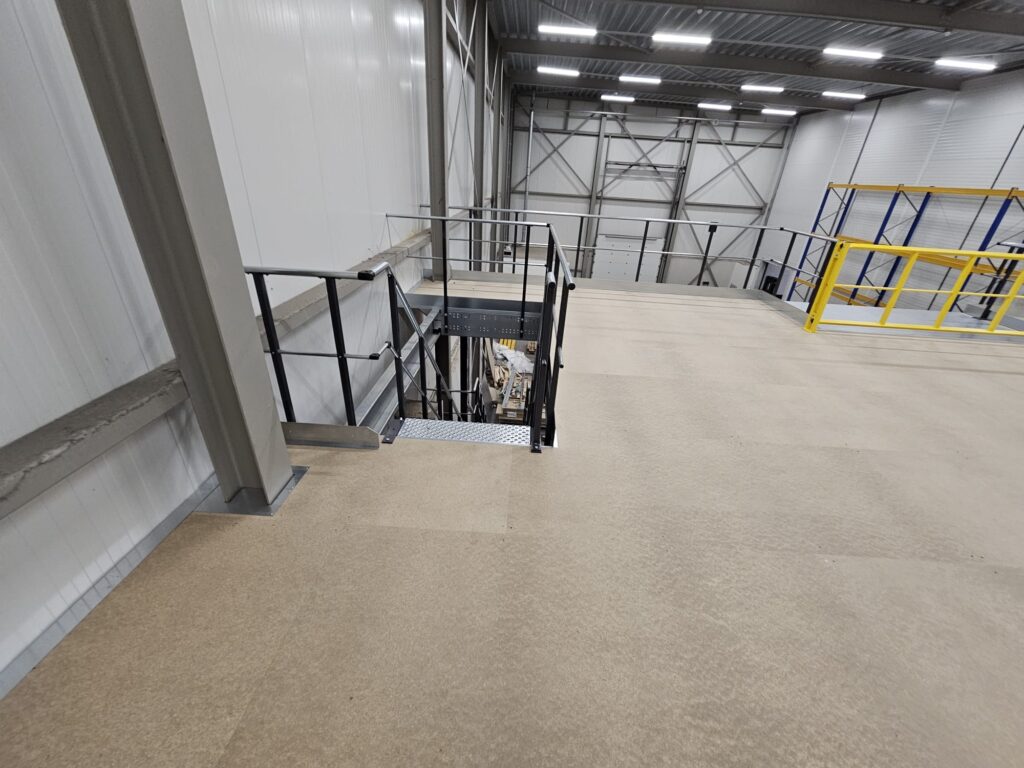 Mezzanine vloer op maat met stalen constructie, trap en leuning in bedrijfshal