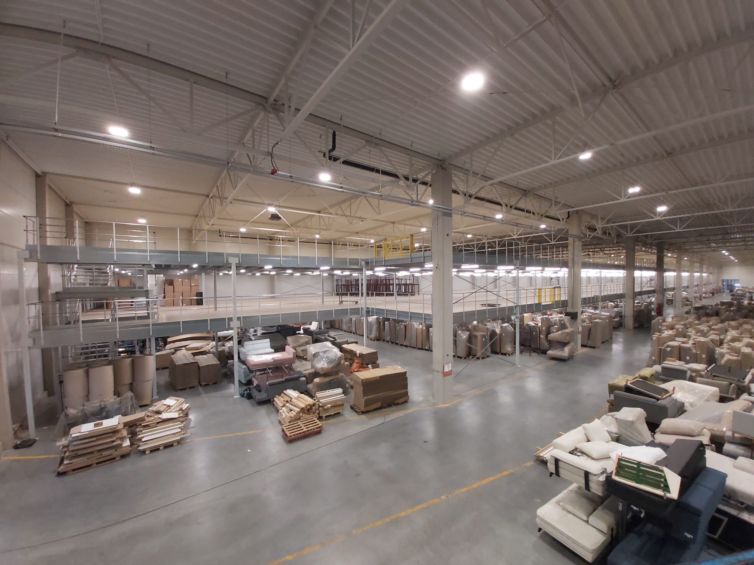 Mezzanine vloer met stalen constructie trap en leuning op maat in ruime magazijn