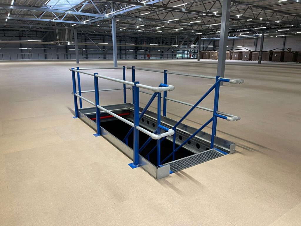 Mezzanine vloer op maat met stalen luik, trap en leuning in bedrijfshal