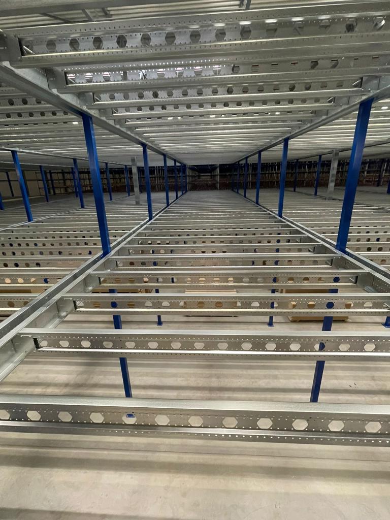 Mezzanine vloer op maat met stalen liggers en kolommen voor magazijn