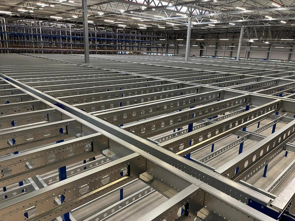 Mezzanine vloer stalen draagconstructie met balken en kolommen op maat voor magazijn