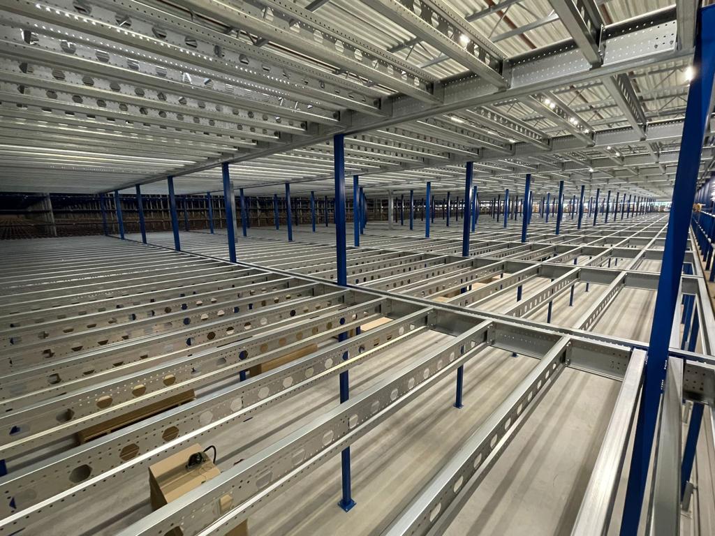 Mezzanine vloer op maat met stalen draagbalken en kolommen in magazijn