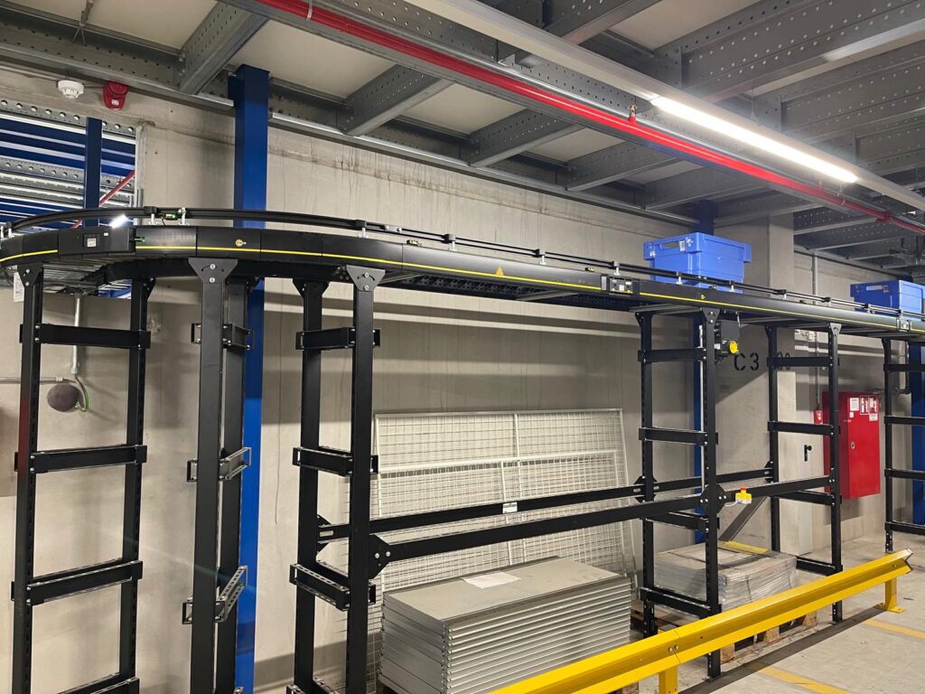 Tussenvloer stalen frame met liggers en ondersteuning voor transportband, op maat voor magazijn