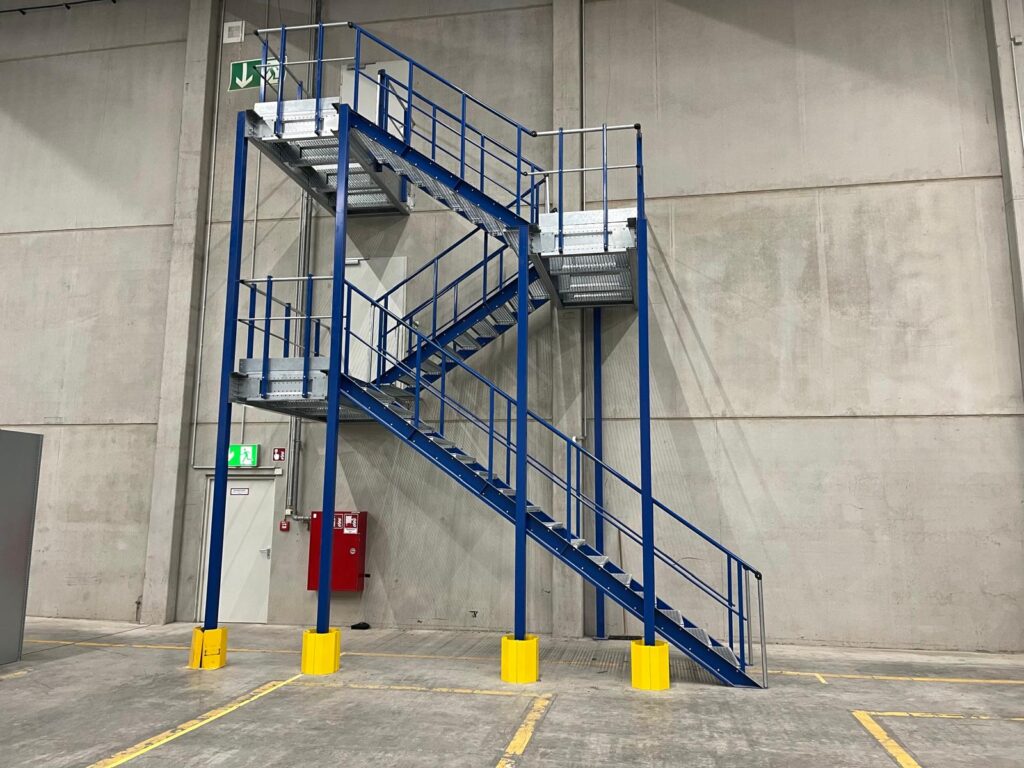 Mezzanine vloer met stalen constructie, trap en leuning op maat voor bedrijfshal