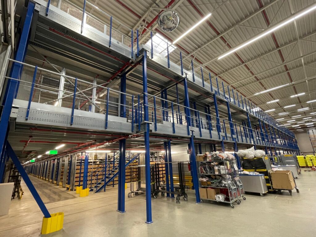 Mezzanine vloer met stalen constructie, trap en leuning op maat in magazijn