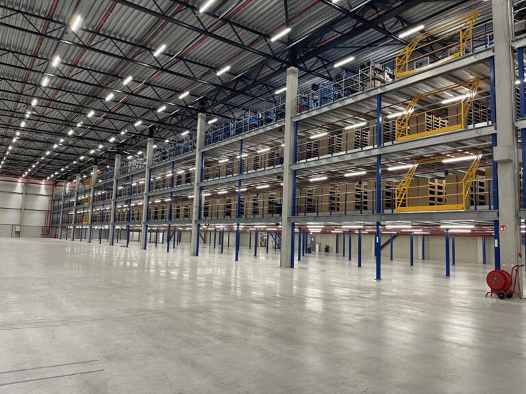 Mezzanine vloer met stalen constructie, trappen en leuningen, op maat voor magazijn