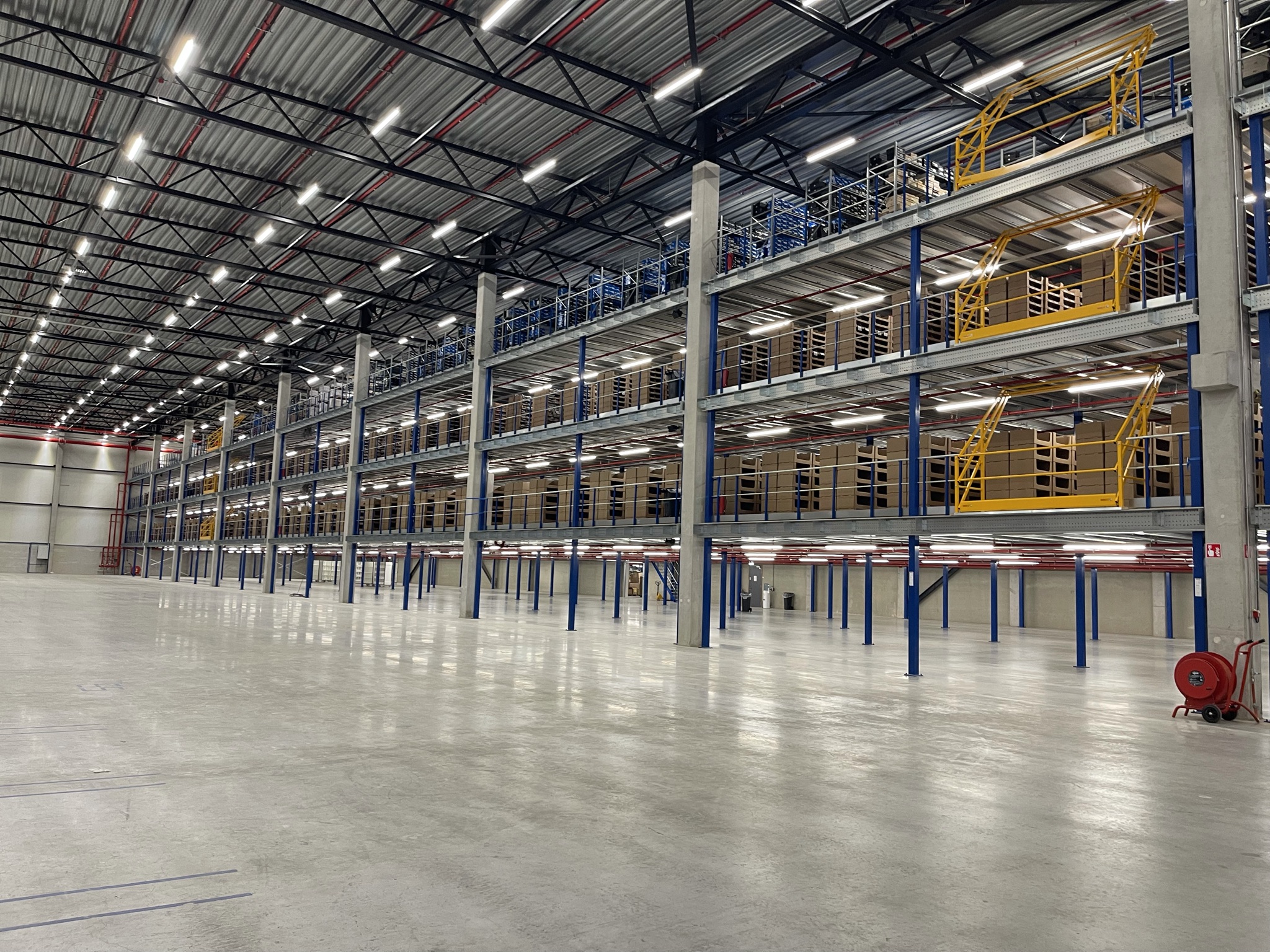 Mezzanine vloer met stalen constructie, trappen en leuningen, op maat voor magazijn