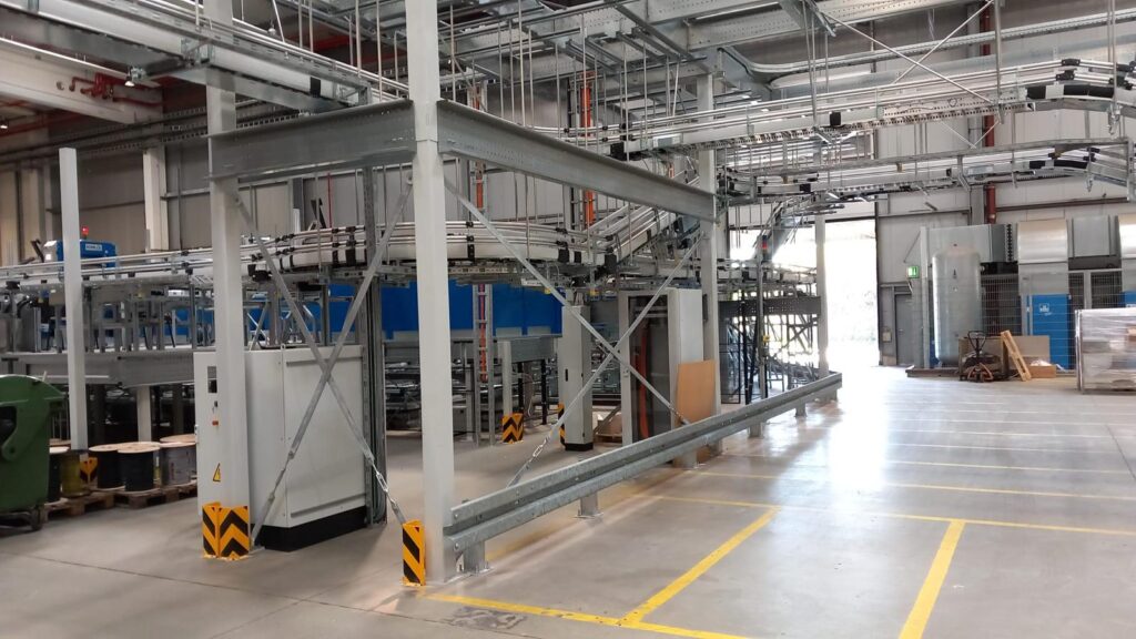 Mezzanine vloer op maat met stalen constructie en vloerplaten in bedrijfshal