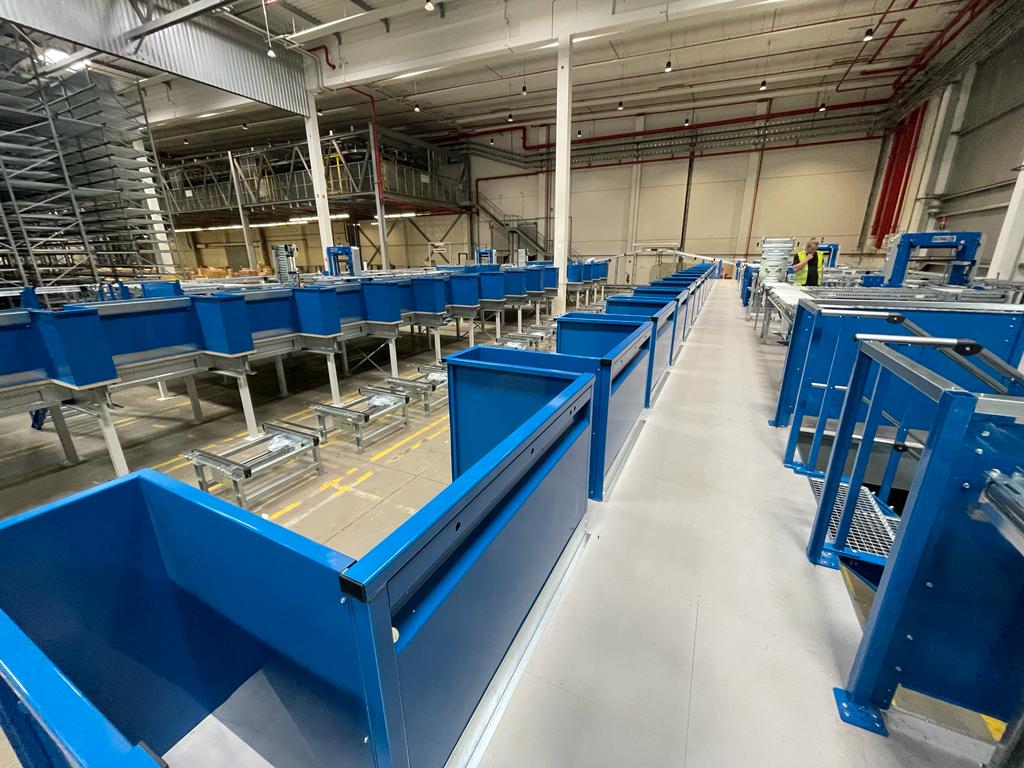 Mezzanine vloer op maat met stalen leuning, loopbrug en platform voor magazijn