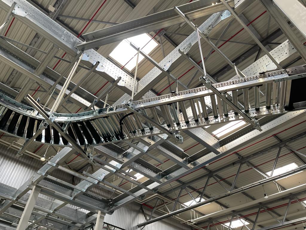 Mezzanine vloer met stalen draagconstructie, kabelgoten en trap op maat voor bedrijfshal