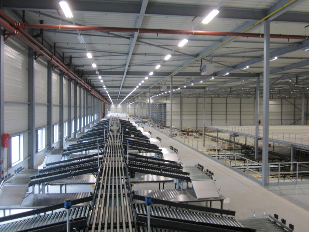 Mezzanine vloer op maat met stalen constructie, leuning en loopbrug in magazijn