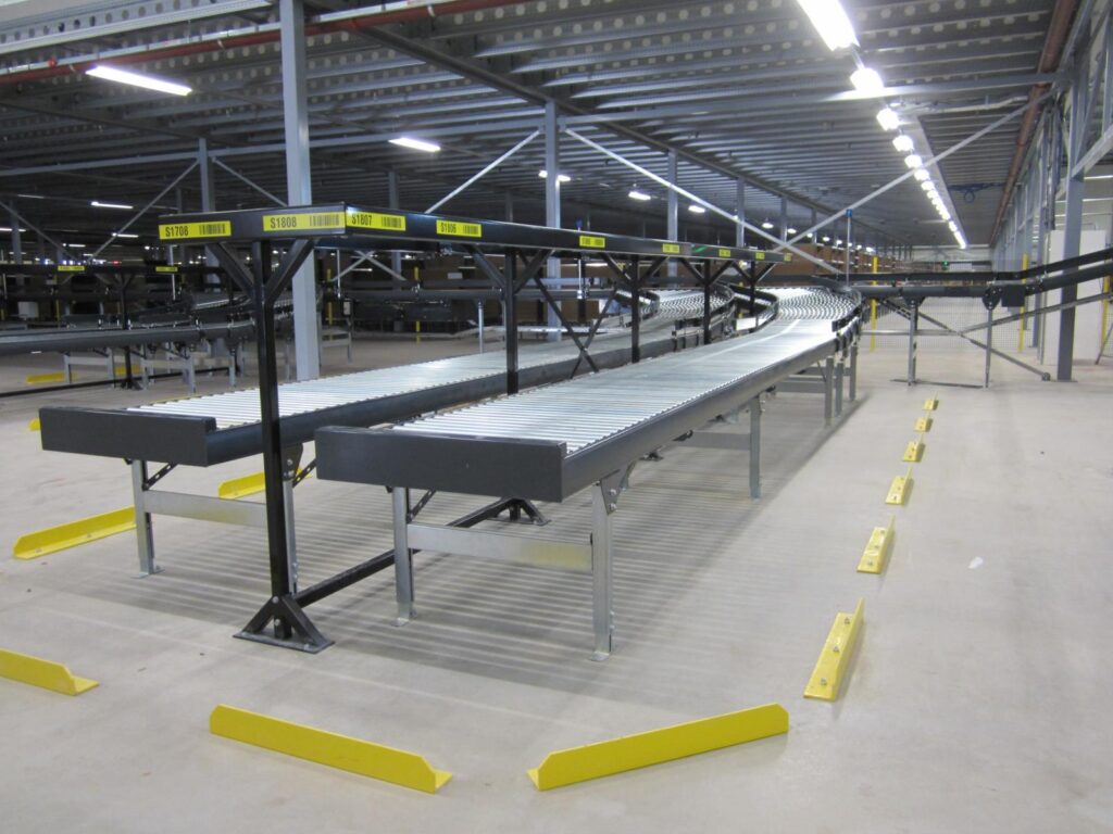 Mezzanine vloer met stalen constructie en rolbanen op maat voor magazijn