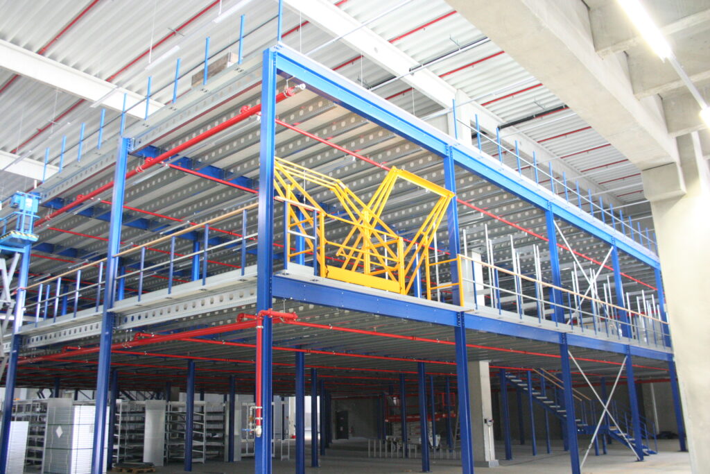 Entresolvloer op maat met stalen constructie, trap en leuning in magazijn