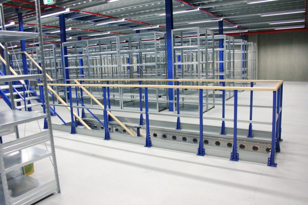 Mezzanine vloer op maat met stalen constructie, trap en leuning in magazijn