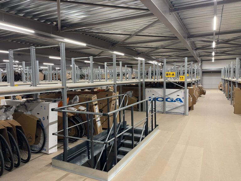 Entresolvloer met stalen constructie, trap en leuning op maat voor loods