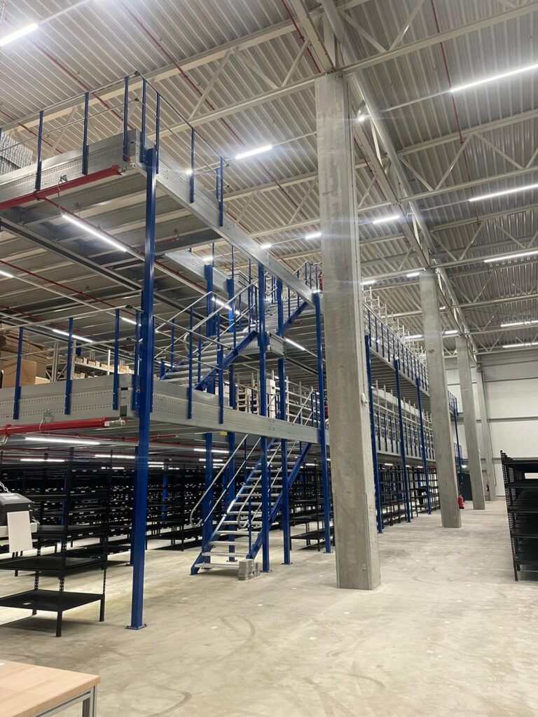 Mezzanine vloer op maat met stalen constructie, trap, leuning en vloerplaten in magazijn