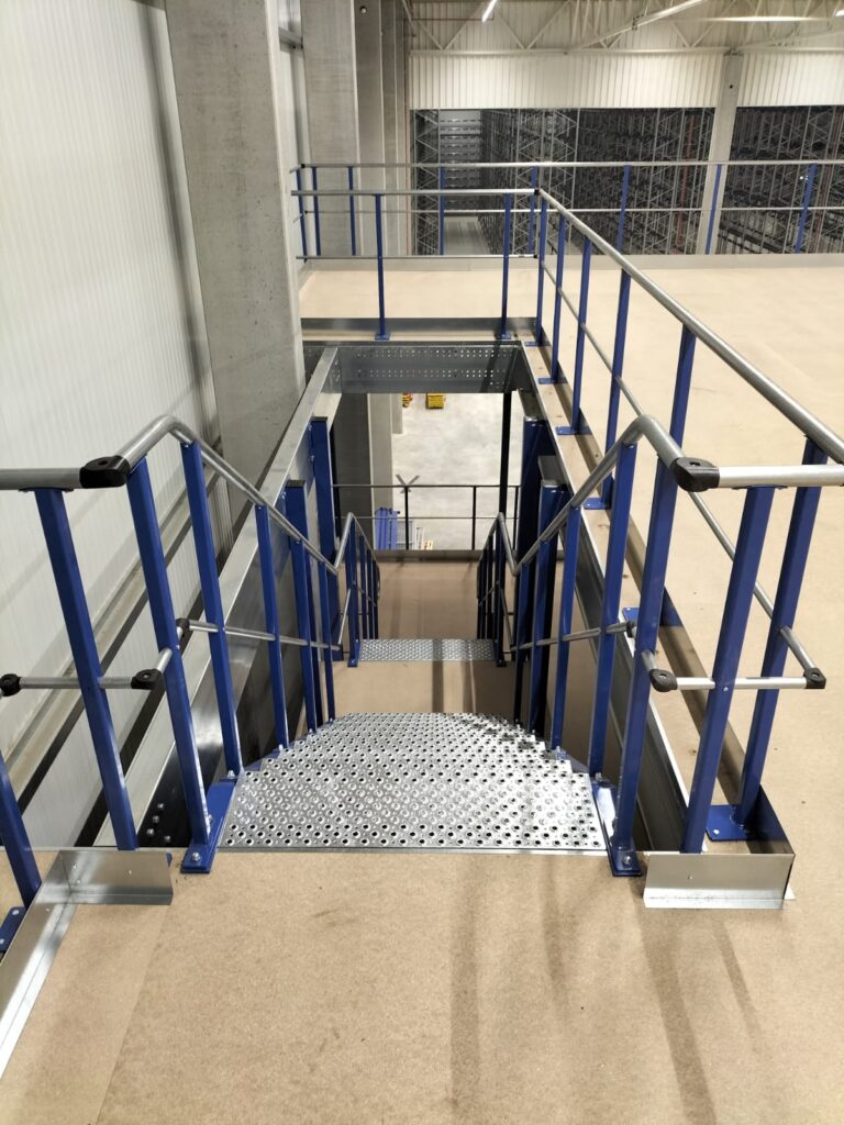 Mezzanine vloer op maat met stalen trap, antisliprooster en leuning in magazijn