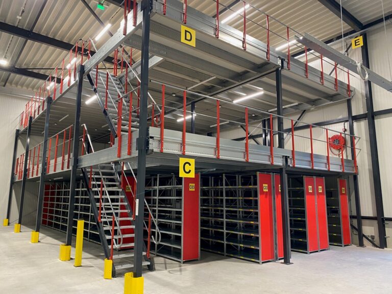 Mezzanine vloer op maat met stalen constructie, trap en leuning in magazijn